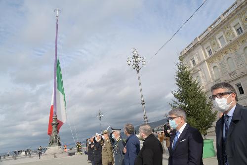In primo piano l'assessore regionale alle Autonomia locali, Pierpaolo Roberti, durante la cerimonia per il sessantaseiesimo anniversario del ricongiungimento di Trieste all'Italia che si è tenuta in piazza Unità.